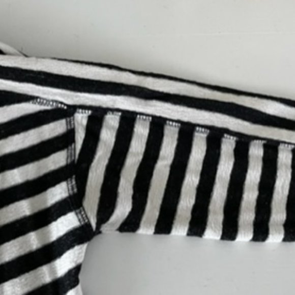 FOREVER 21 CONTEMPORARY BLACK AND WHITE STRIP SHIRT - Picture 3 of 5